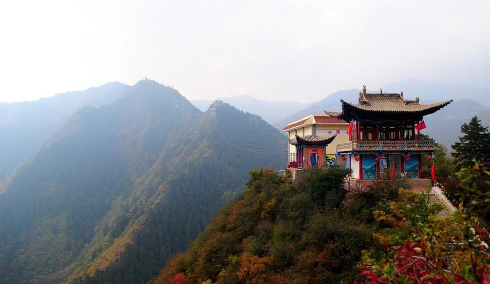 榆中自秦始皇三十三年建縣以來,距今已有2000多年的歷史,境內有省級文物保護區馬家山新石器文化遺址、更有“隴右第一名山”之稱的興隆山國家級自然保護區,還有全國三大牡丹基地之一的和平牡丹園,旅游資源相當豐富。