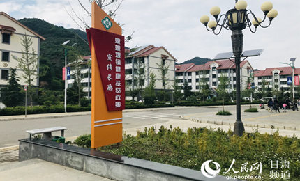 打好最后的收官戰、交出合格的成績單，是甘肅必須抓好的首要政治任務和頭等大事，也是最大的民生工程。目前，全省還有8個貧困縣尚未摘帽、17.5萬人未脫貧。如何攻克這些貧中之貧、困中之困？隴原大地上，9萬多個黨支部靠前站位、主動作為，提升基層黨組織組織力，創新方式方法，積極發揮黨的先鋒模范作用，以嚴密的基層組織體系建設引領脫貧攻堅工作高質量向前推進。