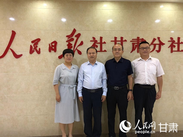 國網甘肅電力公司副書記、工會主席王海濤（右二），人民日報社甘肅分社社長董洪亮（左二），國網甘肅電力公司黨委宣傳部主任劉淳（左一），宣傳部副主任馮代興（右一）合影留念。人民網 焦隆攝