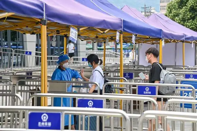 進站旅客出示健康碼。蘭州鐵路局供圖