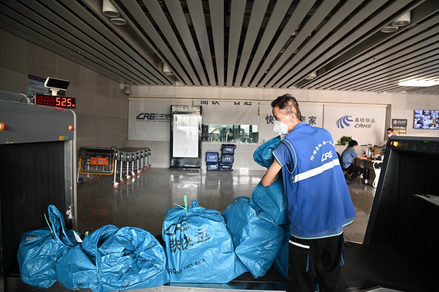 白鳳桃通過高鐵發往全國各地。宋佳龍攝