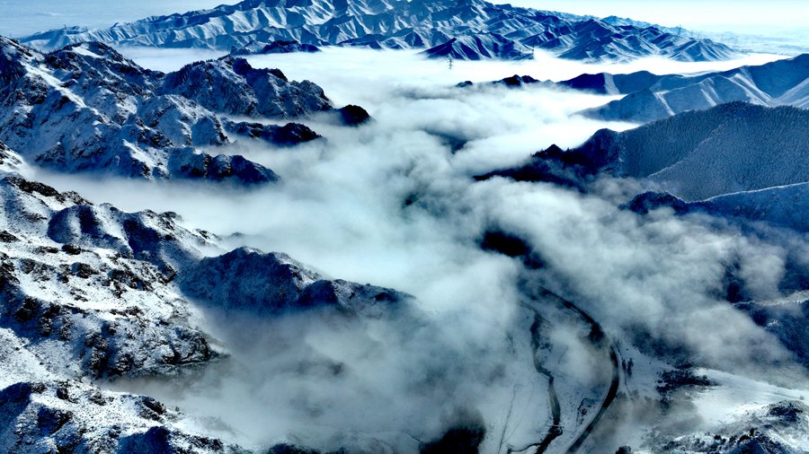 雪后祁連山銀色連綿壯美如畫。李衛泰攝