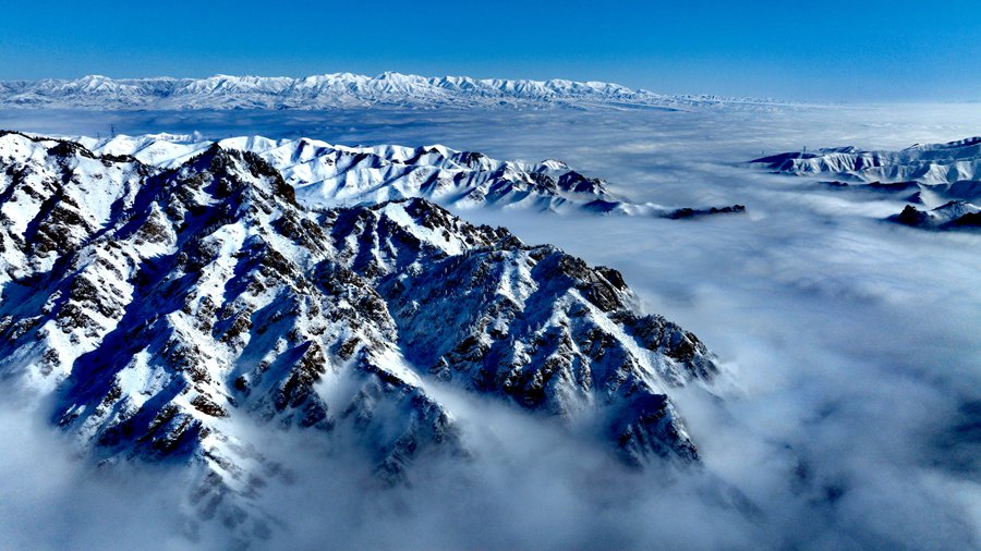 雪后祁連山銀色連綿壯美如畫。李衛泰攝