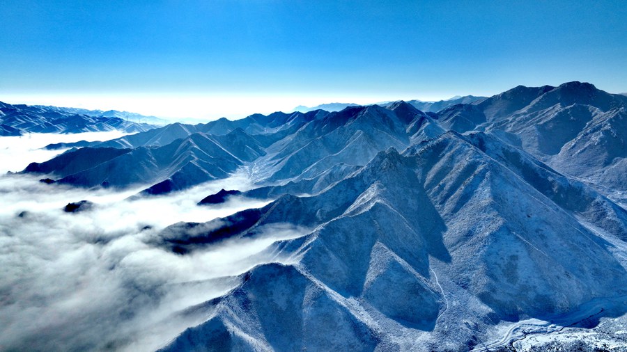 雪后祁連山銀色連綿壯美如畫。李衛泰攝