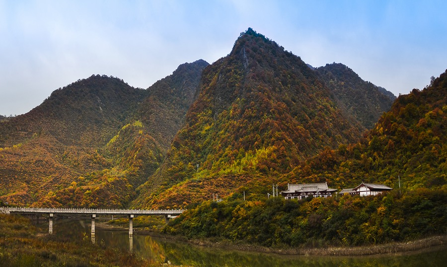 絢爛多彩的五龍山。張志平攝