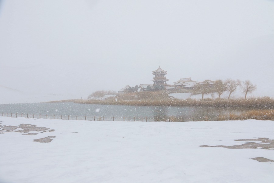 鳴沙山月牙泉景區雪景。張曉亮攝