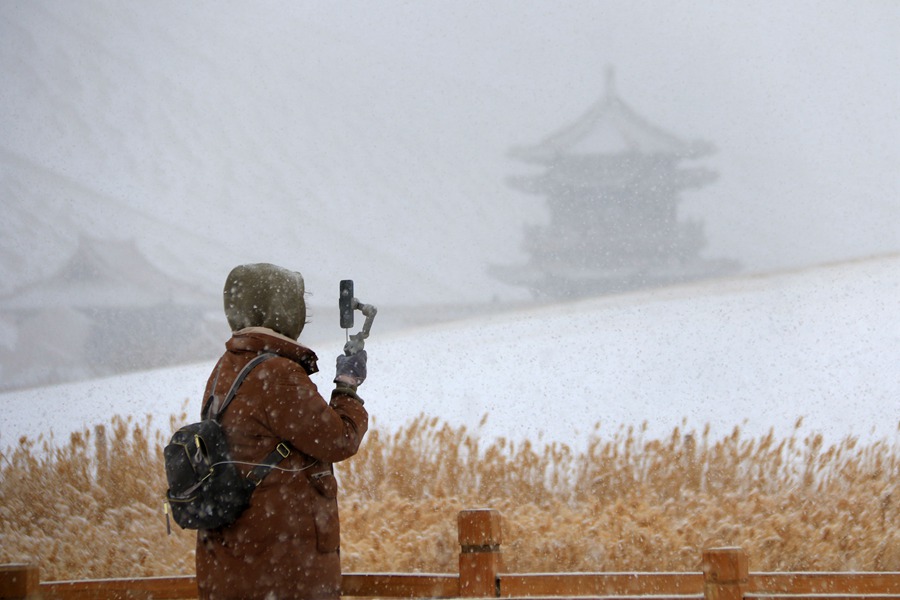 雪落鳴沙山，美景如詩畫。張曉亮攝