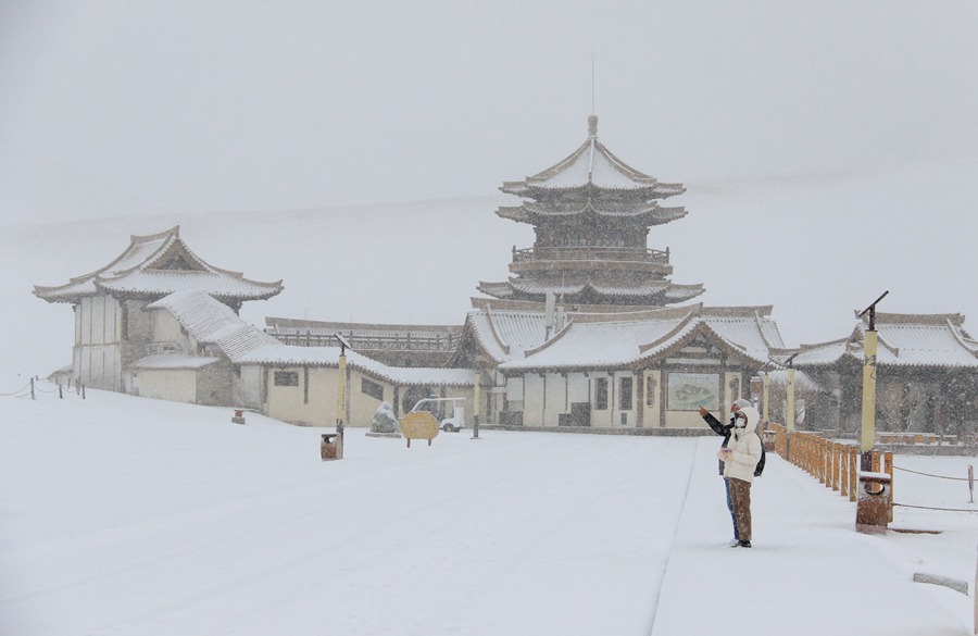 雪落鳴沙山，美景如詩畫。張曉亮攝
