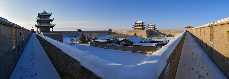 雪后的嘉峪關關城。師永紅攝