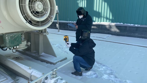 國網甘肅電科院調相機運維團隊工作人員正在進行設備巡視。（國網甘肅電科院供圖）