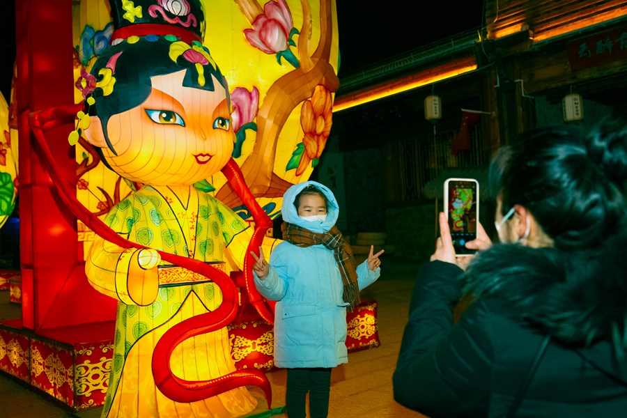 小朋友和彩燈合影。榆中縣委宣傳部供圖