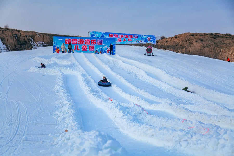 游客體驗冰雪娛樂項目。榆中縣委宣傳部供圖