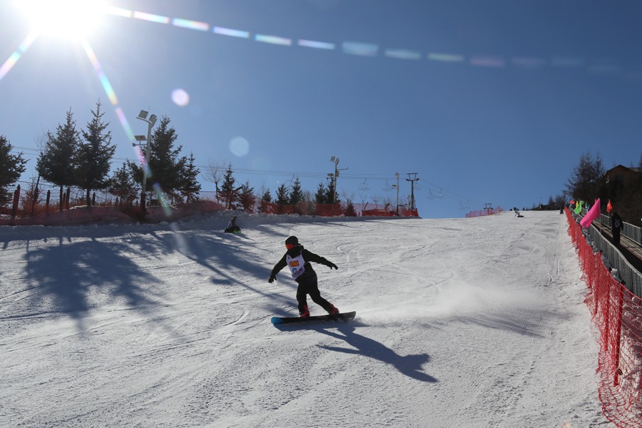 第八屆“松鳴巖·云發杯”甘肅省大眾滑雪邀請賽開賽。臨夏州委宣傳部供圖