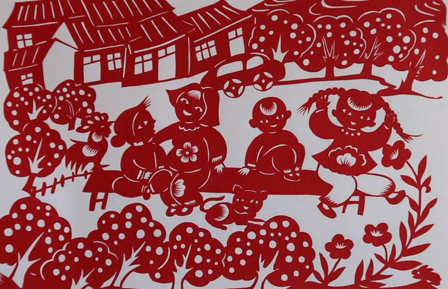 慶陽市西峰區非遺剪紙傳承人張銳利創作的新春主題剪紙作品。盤小美攝