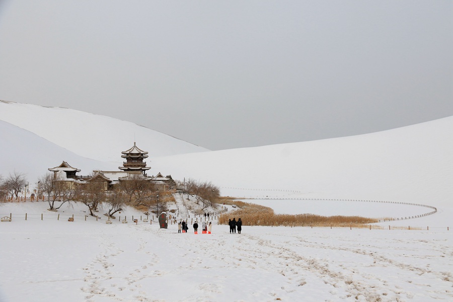 雪后的甘肅省敦煌市鳴沙山月牙泉景區銀裝素裹，景色如畫。張曉亮攝
