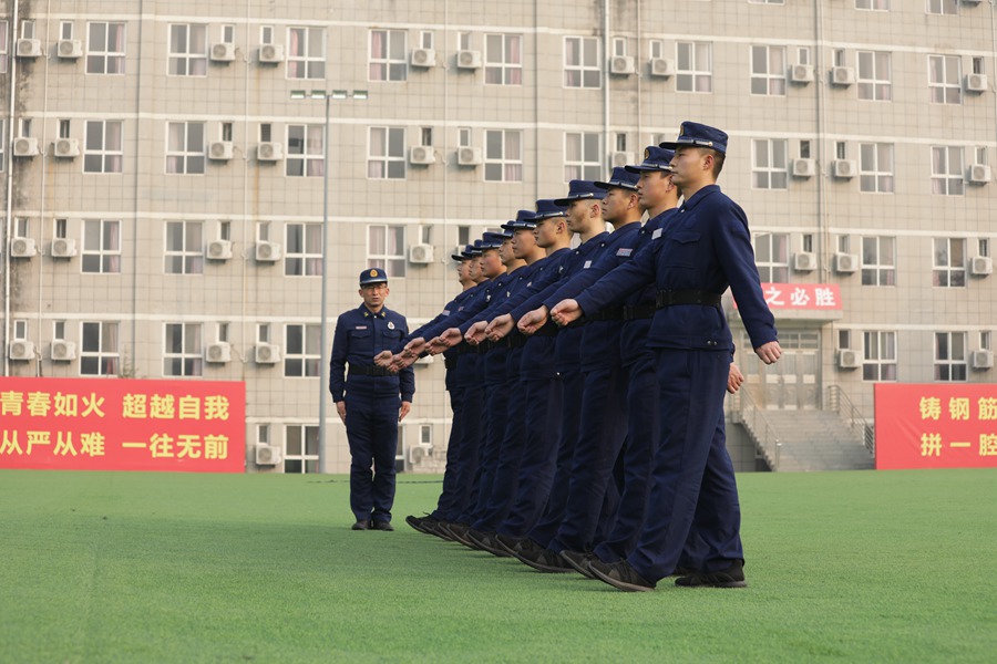 新消防員正在進行隊列訓練。