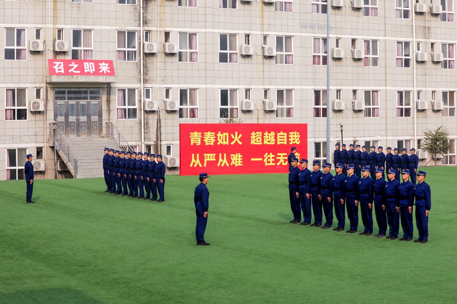 新消防員正在進行隊列訓練。