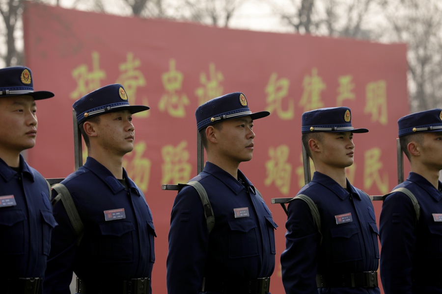 新消防員正在進行隊列訓練。