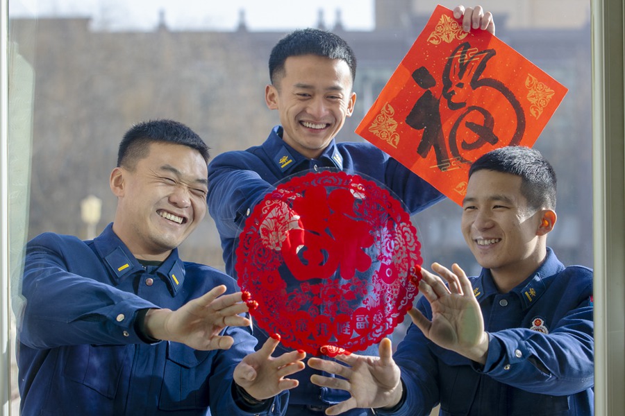 甘肅張掖：張燈結彩迎新春 消防隊里年味濃。