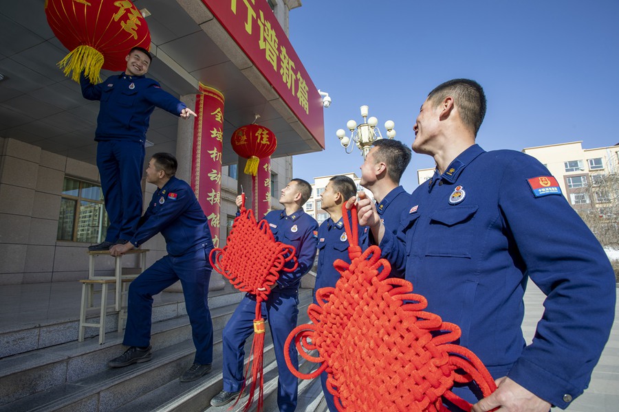 甘肅張掖：張燈結彩迎新春 消防隊里年味濃。
