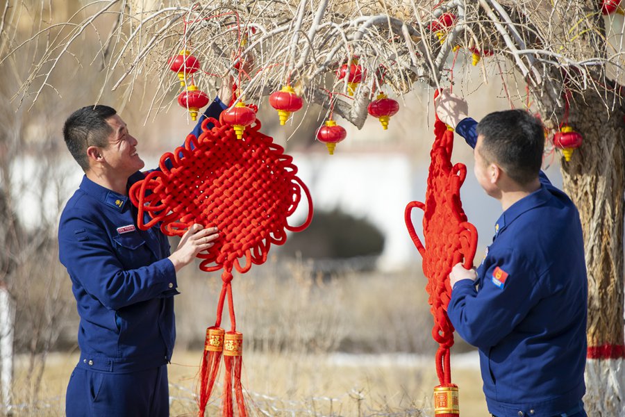 甘肅張掖：張燈結彩迎新春 消防隊里年味濃。
