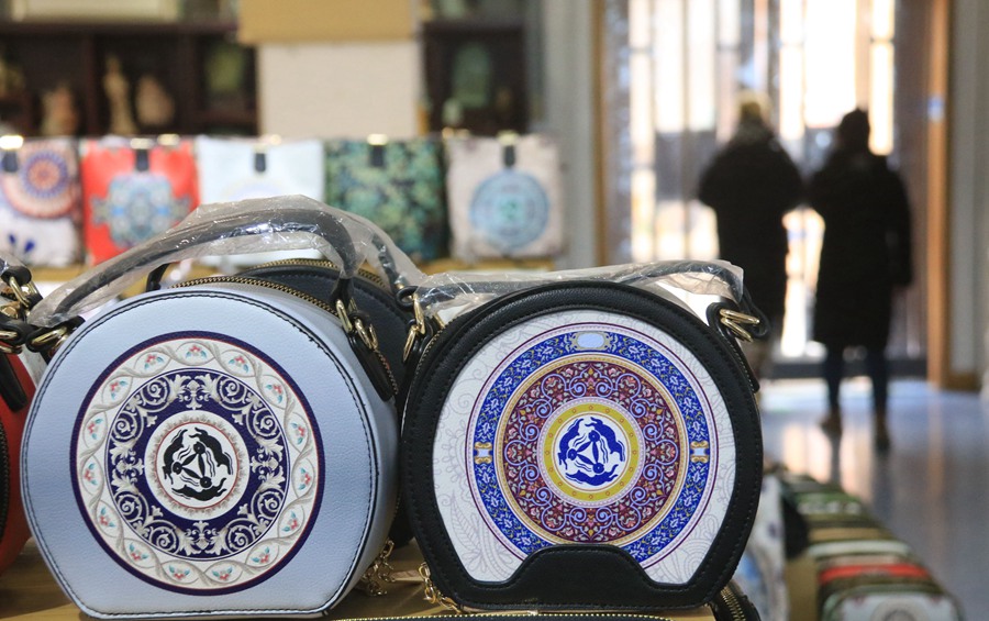 “三兔共耳”圖案挎包。張曉亮攝