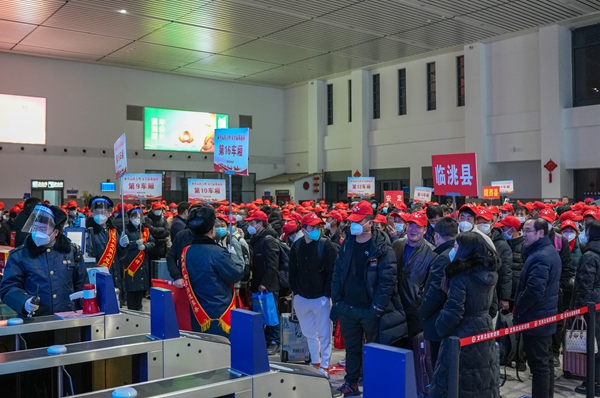 甘肅迎來節后返崗務工潮。蘭州鐵路局供圖