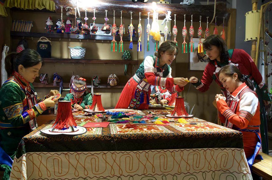 裕固族服飾非遺工坊。甘肅省文旅廳供圖