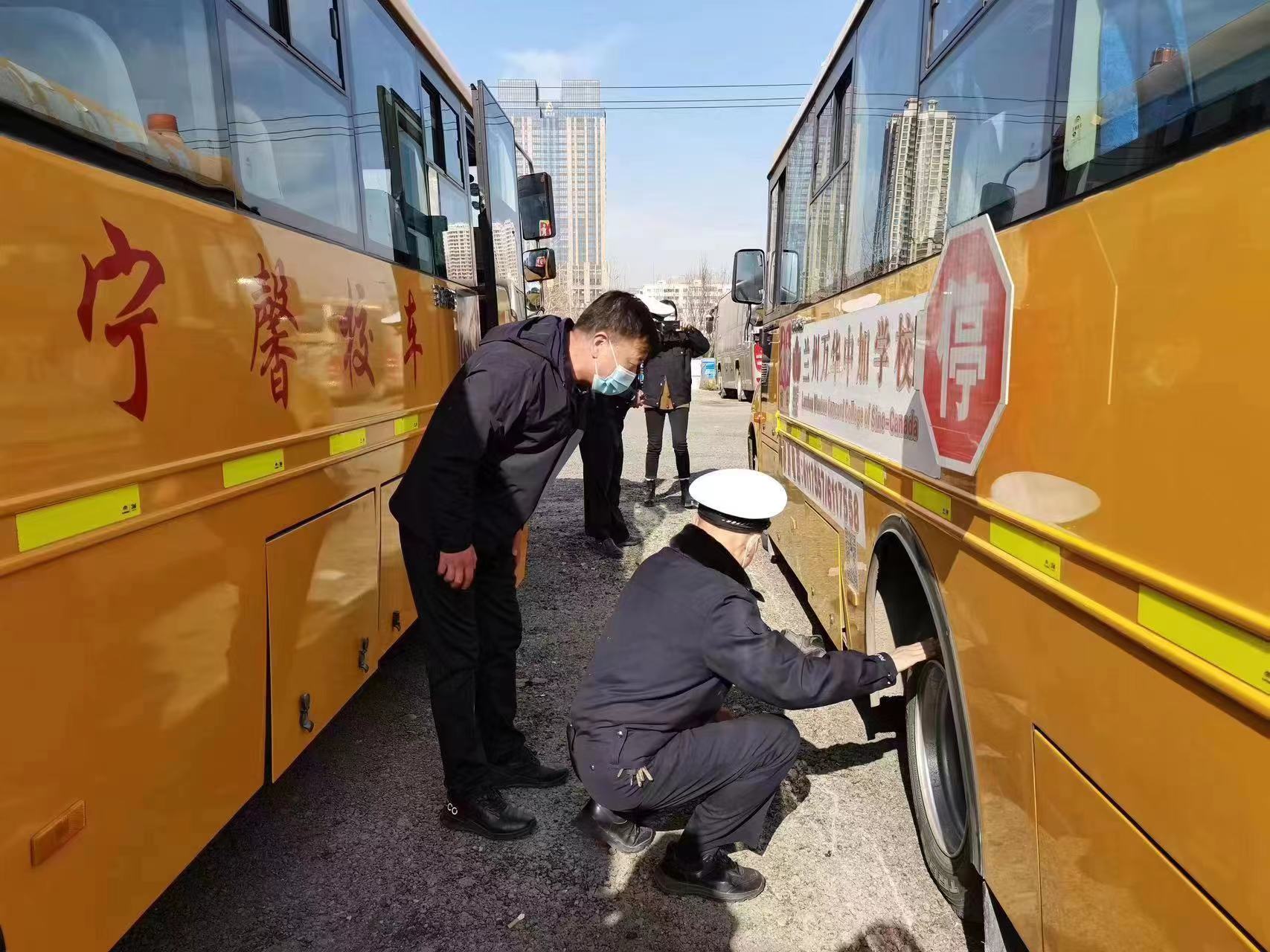 校車“體檢”迎開學。陳璟玉攝