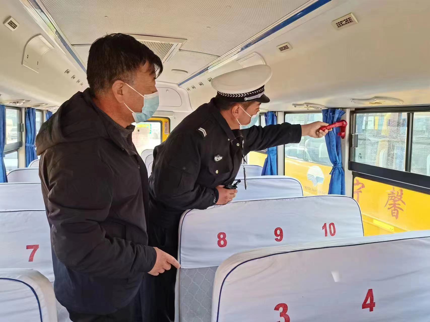 校車“體檢”迎開學。陳璟玉攝