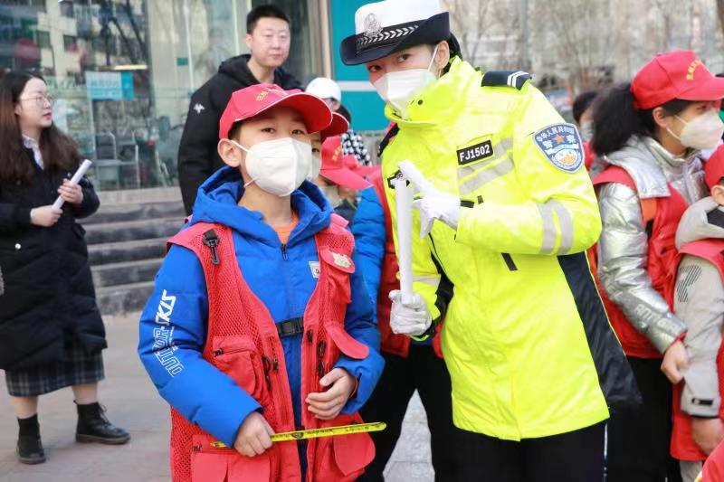 蘭州公安交警開啟“護學崗”模式。范國臣攝