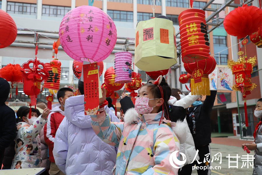 參與猜燈謎活動的孩子們。人民網 黃帆攝