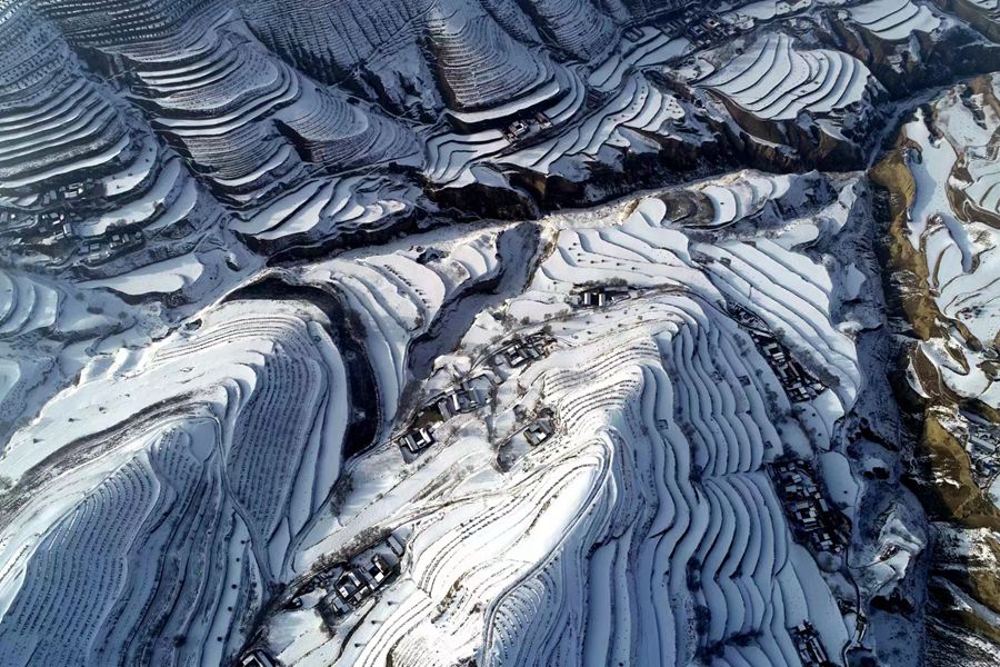 高空俯瞰定西市安定區葛家岔鎮。 王宏賓攝