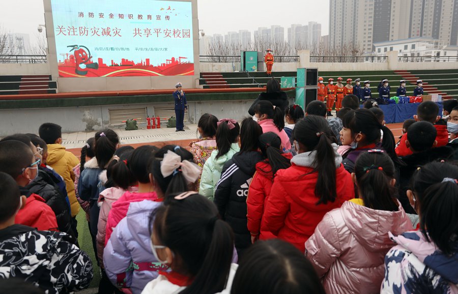 森林消防員為師生講解演練注意事項。裴海博攝