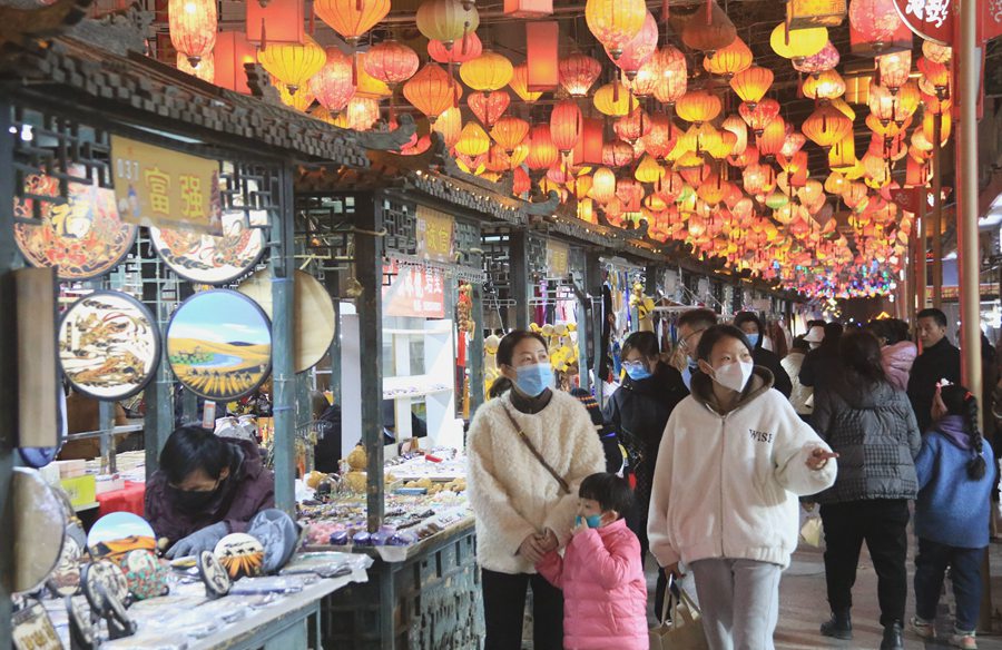 游客在甘肅敦煌夜市參觀游覽。張曉亮攝