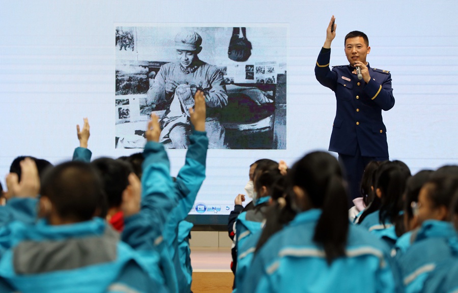 森林消防員與北京八中蘭州分校師生一起講雷鋒故事、學雷鋒精神。裴海博攝