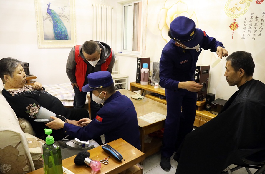 文明實踐活動中，森林消防員為老人做健康監測。裴海博攝
