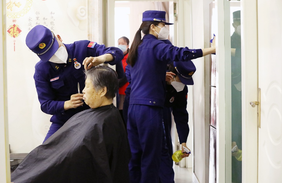 文明實踐活動中，森林消防員為老人理發。裴海博攝