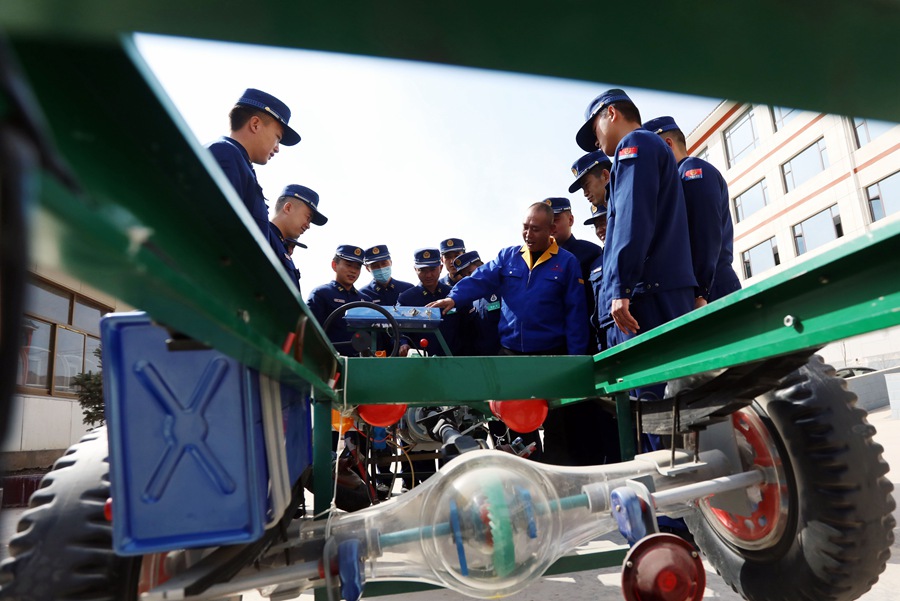 教練員通過模型為增駕學員講解汽車基礎構造。甘肅省森林消防總隊供圖