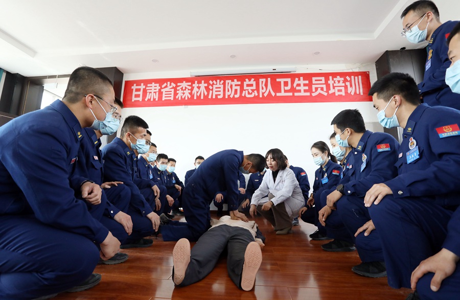 衛生救護專業開展心肺復蘇技能教學。甘肅省森林消防總隊供圖