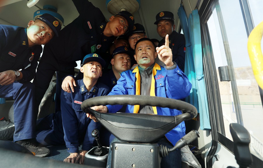 增駕專業學員跟車訓練。甘肅省森林消防總隊供圖
