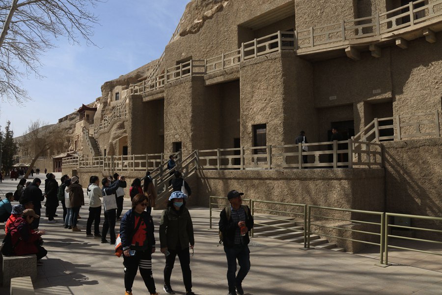 游客在甘肅省敦煌市莫高窟景區游覽。張曉亮攝