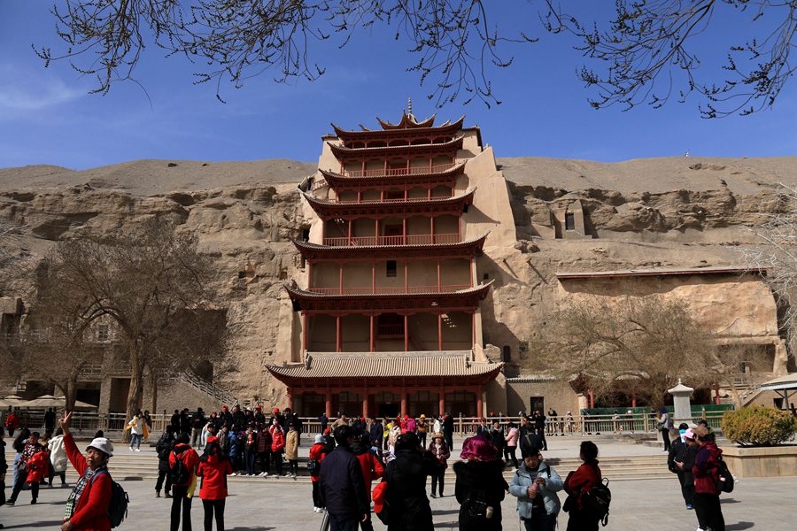 游客在甘肅省敦煌市莫高窟景區游覽。張曉亮攝