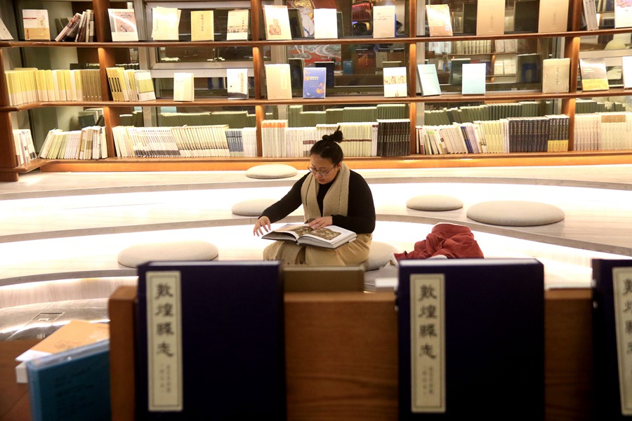 讀者在甘肅敦煌書局閱讀圖書。張曉亮攝