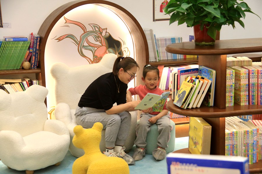 讀者在甘肅敦煌書局閱讀圖書。張曉亮攝