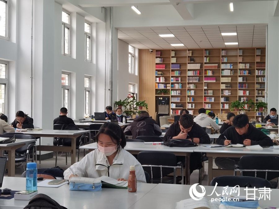 市民正在蘭州市圖書館內閱讀書籍。人民網記者 高翔攝