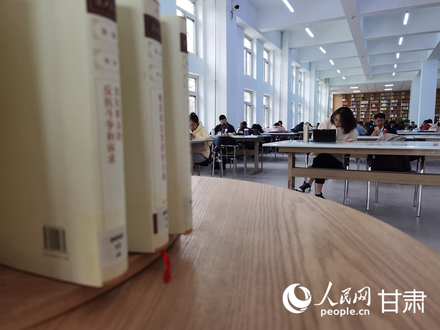 市民正在蘭州市圖書館內閱讀書籍。人民網記者 高翔攝