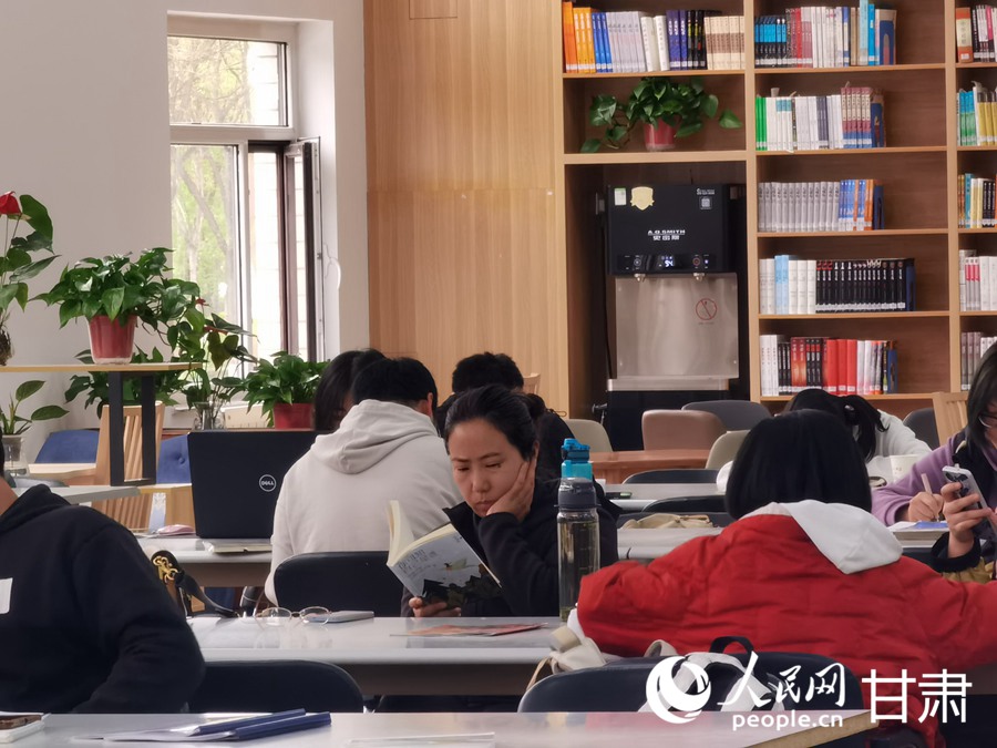 市民正在蘭州市圖書館內閱讀書籍。人民網記者 高翔攝