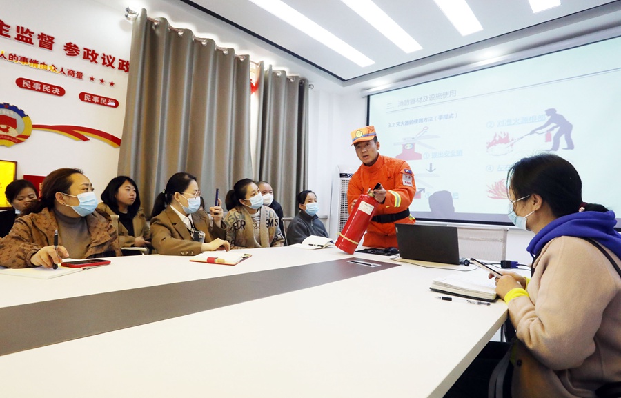 森林消防員介紹滅火器構造及操作使用技巧。裴海博攝