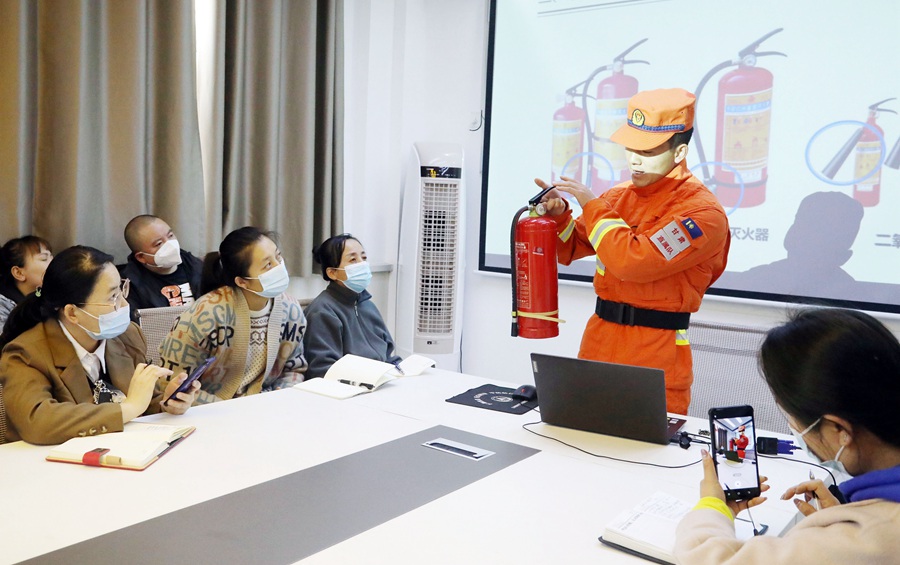 森林消防員介紹滅火器構造及操作使用技巧。裴海博攝